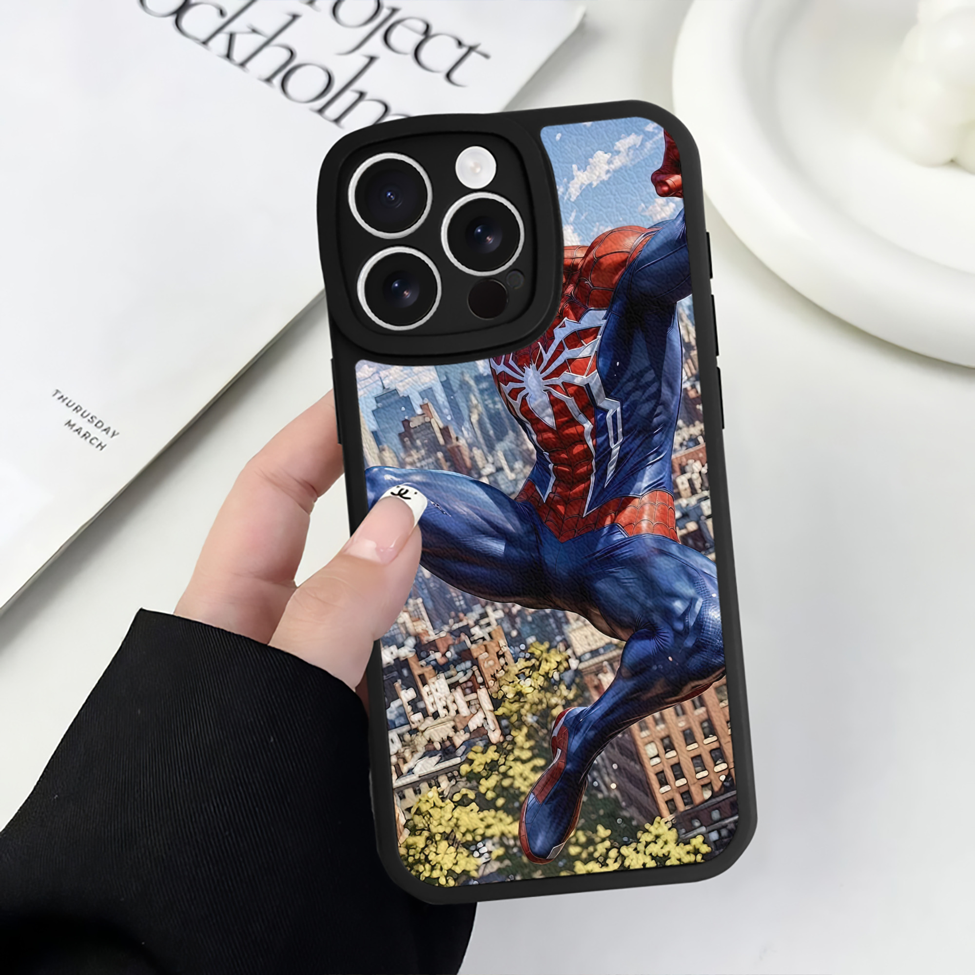 Spider Man スパイダーマン 【iPhone 16シリーズ対応】シリコンスマホケース（レザー調） 材質：シリコン